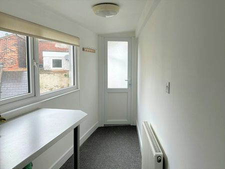 Flat to rent on - Photo 2