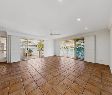 Freshly Refreshed Waterfront Family Home in a Convenient Helensvale... - Photo 1