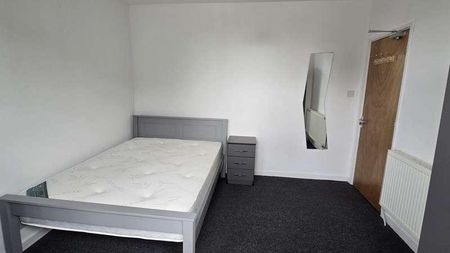 Lenton Boulevard // Bed Student House, NG7 - Photo 3