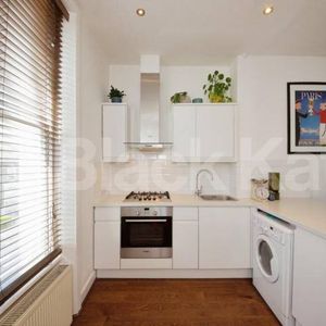 Fantastic spacious studio with high ceilings and ample storage space in Euston. - Photo 2