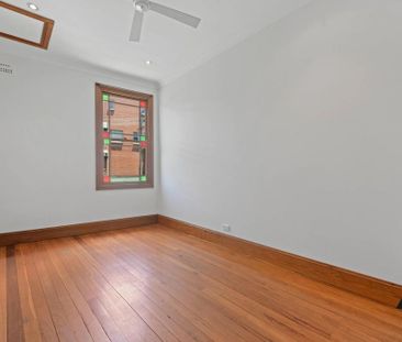 Stylish Two-Bedroom Apartment in the Heart of Vibrant Newtown - Photo 4