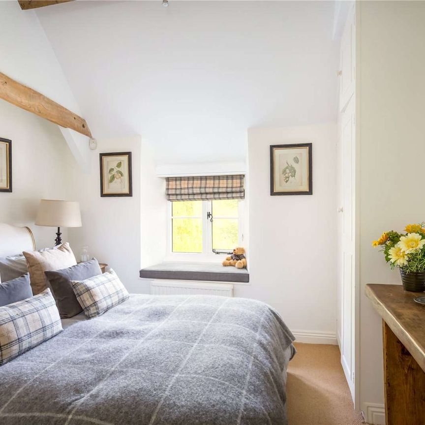 A charming cottage situated in the heart of this very popular Cotswold village. - Photo 1