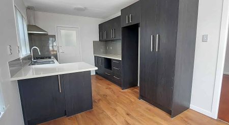 Te Atatu Peninsula- Three Bedroom House - Photo 5