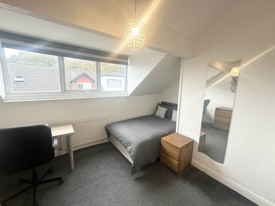 Glebe Avenue (room 6), Kirkstall, Leeds - Photo 1