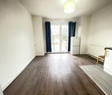 Colney Hatch Lane, London - Photo 3