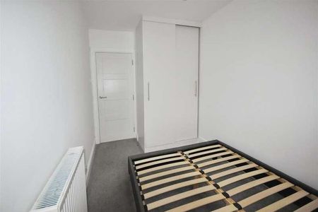 Manor Vale, Brentford, TW8 - Photo 3