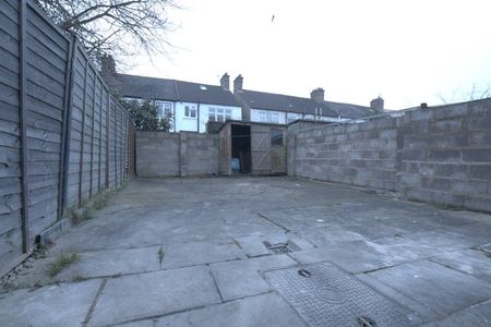 4 Bed Semi-Detached House, Foxley Road, CR7 - Photo 3