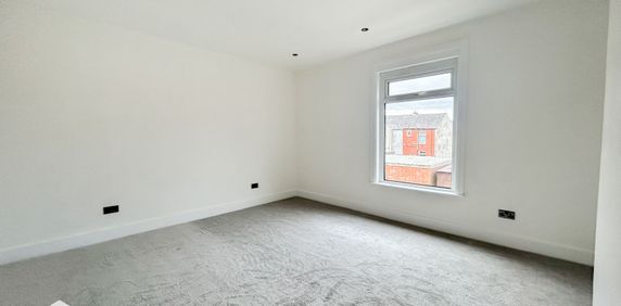 High Street - Photo 2