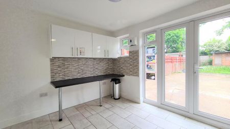 4 bedroom terraced house to rent - Photo 3