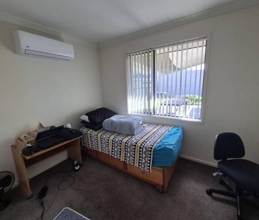 Private rear section, 4 bed + 1 Bath - Photo 2