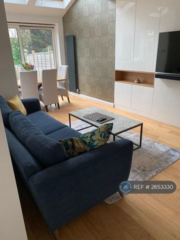 4 bedroom semi-detached house to rent - Photo 5