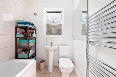 2 Bedroom Flat - Photo 2