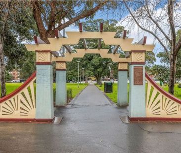 Prime inner-city location with excellent transport links - Photo 5