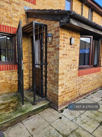 4 bedroom terraced house to rent - Photo 5