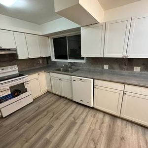 3 bedroom, 1.5 bathroom Upper for rent - Photo 2