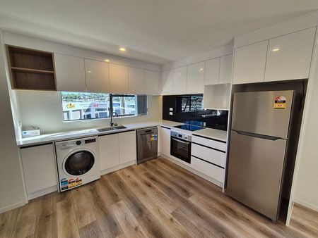 3 Bedroom/2.5 bathroom townhouse in Wairau - Photo 2