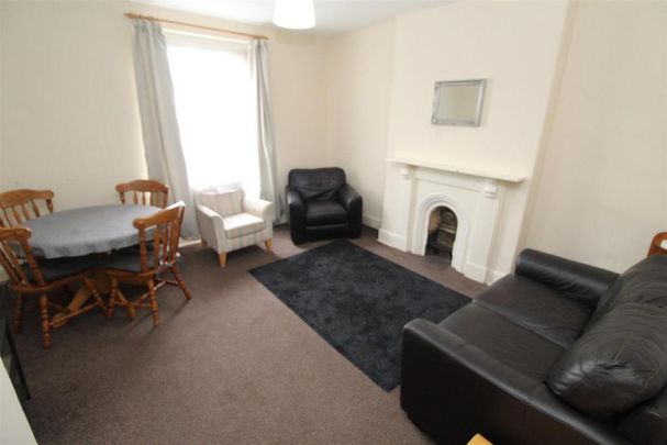 4 bedroom flat to rent - Photo 1