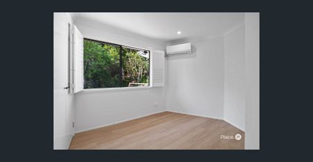 Light-Filled Retreat with Modern Style and Leafy Surroundings - Photo 2