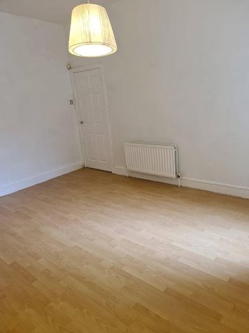 2 bedroom ground floor flat to rent - Photo 4