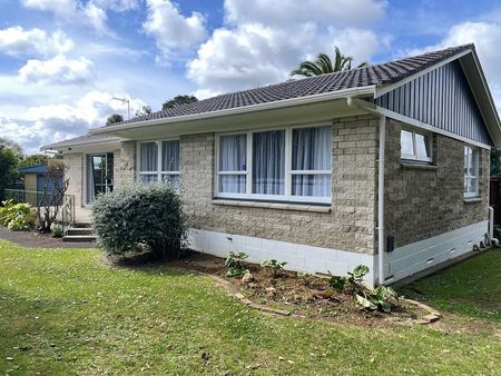 3 Bed, 1 Bathroom - Lawns & Gardens Included - Photo 2