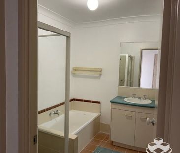 Newly renovated two bedroom townhouse - Photo 3