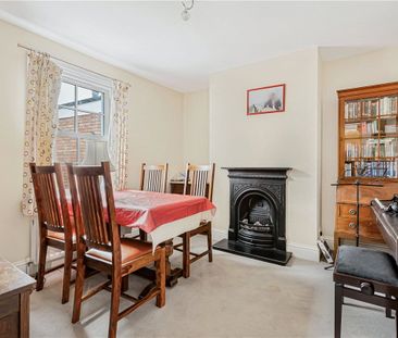 A Victorian end of terrace house located on a sought after road in ... - Photo 3