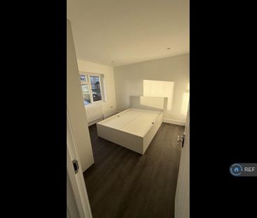 5 bedroom semi-detached house to rent - Photo 4