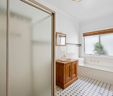 4 Maple Crescent, Jerrabomberra NSW 2619 - House For Rent | Domain - Photo 6