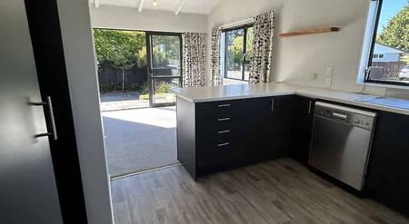 Easy-Care 3-Bedroom Home with Heat Pump and Courtyard - Photo 5