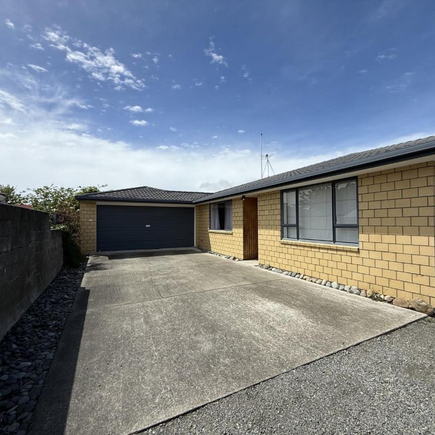 Private 3-Bedroom Home with Double Garage - Photo 1