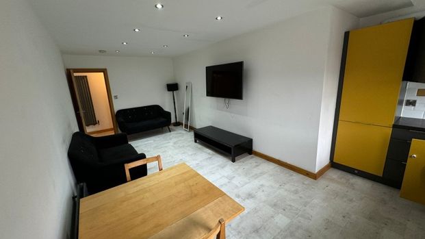 Flat 1, St Michaels Road, Headingley, Leeds, LS6 3AW - Photo 1