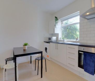 3 bedroom flat to rent - Photo 4