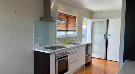 Conveniently located - Photo 3