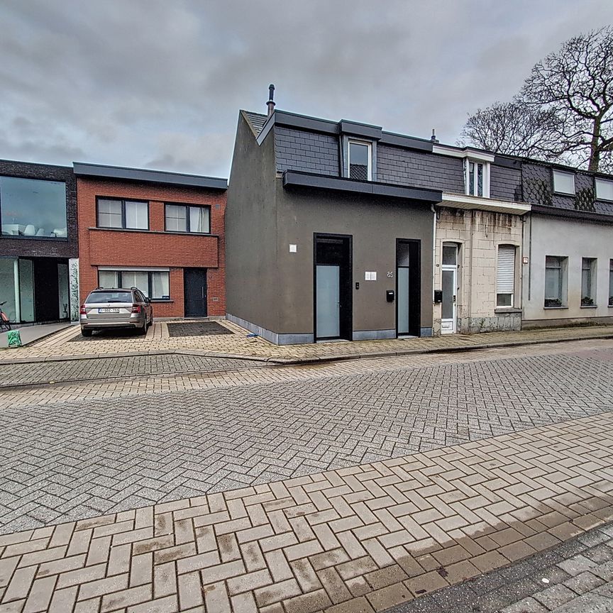 VOLLEDIG GERENOVEERDE WONING MET KELDER EN TUIN IN HOVE - Photo 1