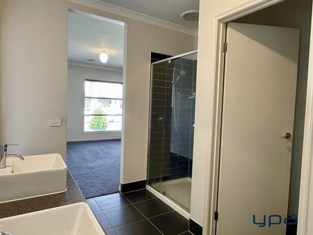 Family-Friendly Haven in Cranbourne West - Photo 5