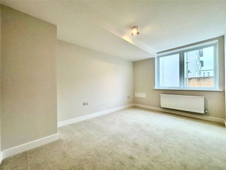 Victoria Road, Farnborough, Hampshire, GU14 - Photo 4