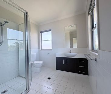 Large Family Home! - Photo 5