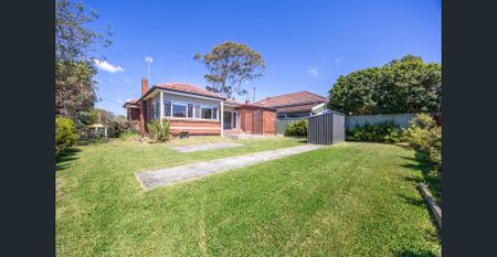 Ideal Family Home Close to the Beach - Photo 2