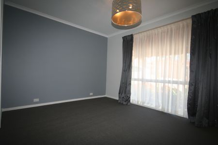Charming 2-Bedroom Townhouse in Queanbeyan - Photo 4