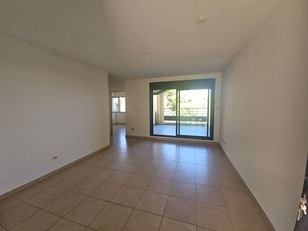 Location Appartement 2 pièces 38m² ST DENIS 97490 - Photo 4