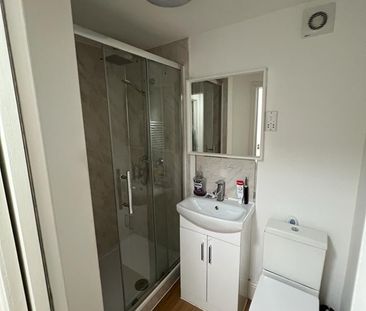 Room in a Shared House, Eversleigh Road, SW11 - Photo 3