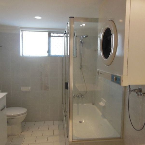 Easy stroll to West End shops and restaurants - Photo 1