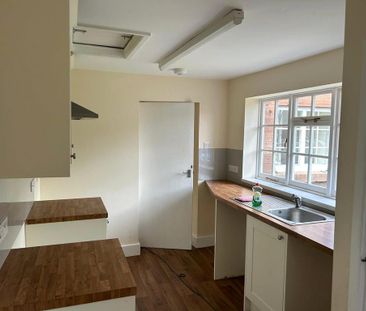 2 bedroom semi-detached house to rent - Photo 4