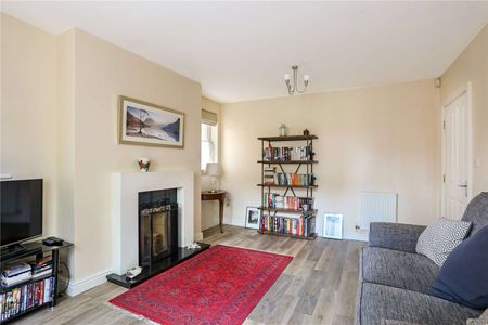 Delightful two bed/two bath ground floor apartment with allocated parking in central Knutsford - Photo 5