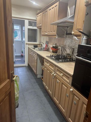 1 bedroom in a house share to rent - Photo 2