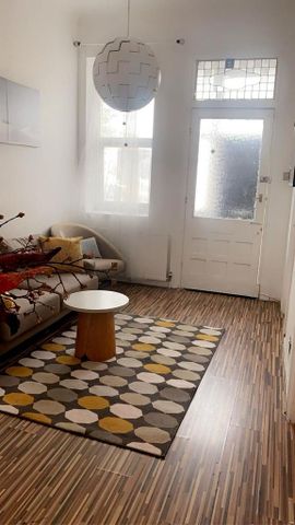 1 bedroom in a flat share to rent - Photo 2