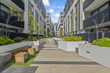 Vibrant Inner-City Living with Exceptional Resident Facilities! - Photo 2