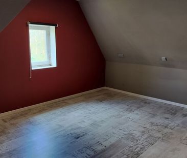 Ruime halfopen woning met vier slaapkamers, ruime tuin en garage in... - Foto 6