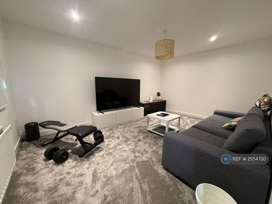 4 bedroom detached house to rent - Photo 1