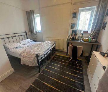 Flat, Robin Hood Lane, Sutton, SM1 - Photo 4